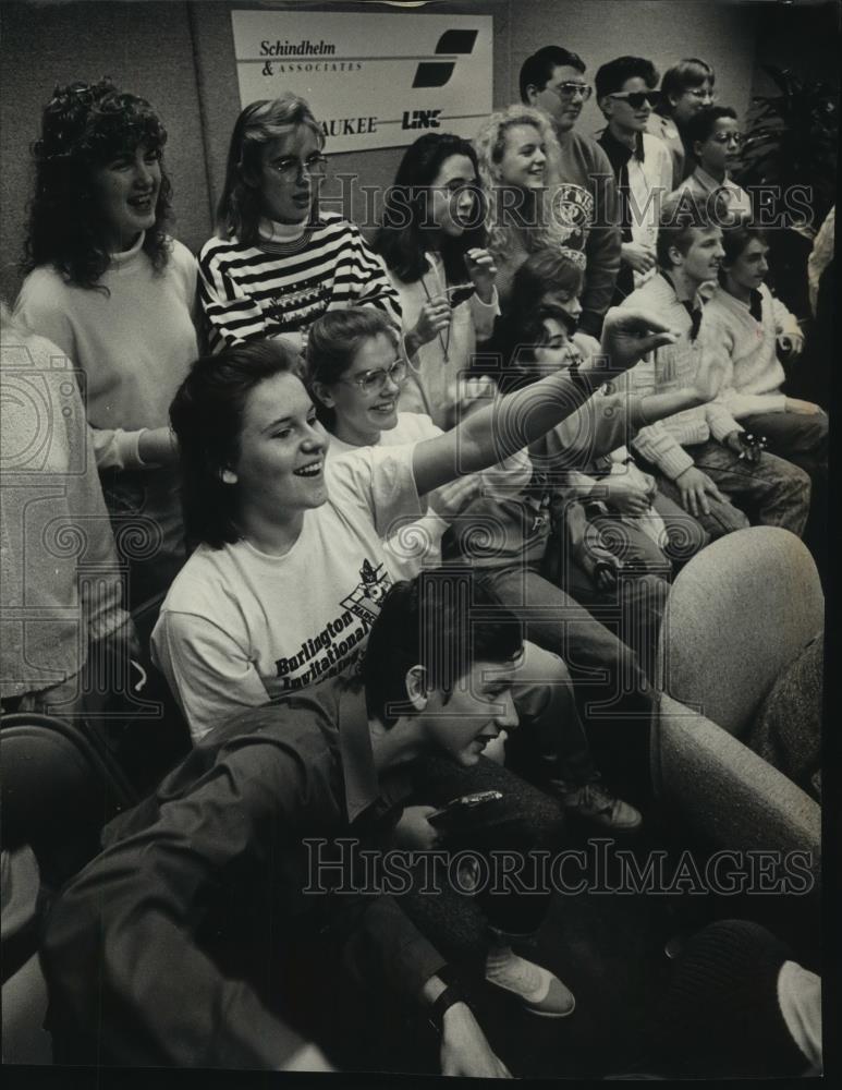 1990 Press Photo Soviet students use video satellite hookup to talk to families - Historic Images