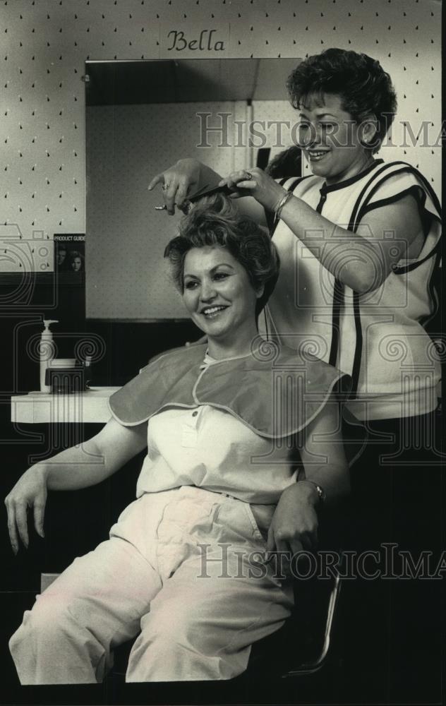 1989 Press Photo Bella Perelshtein cuts customers hair Milwaukee - mjc02308 - Historic Images