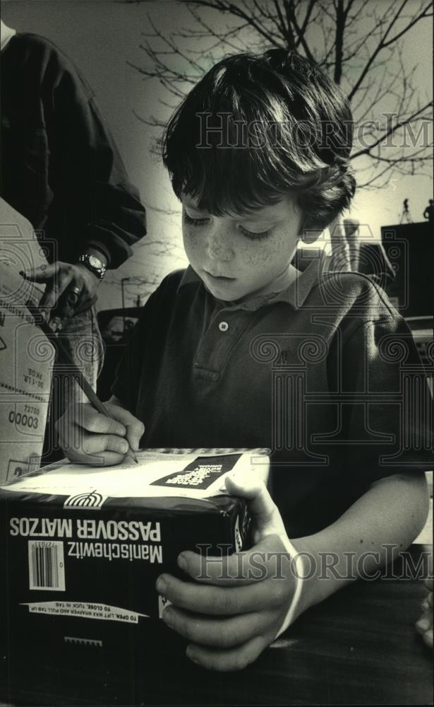 1987 Press Photo Neil Klein, 7, writes address on a package during Soviet visit - Historic Images