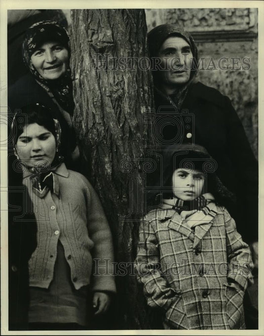 1976 Press Photo Two Russian Children With Their Grandmothers Wait For Bus - Historic Images