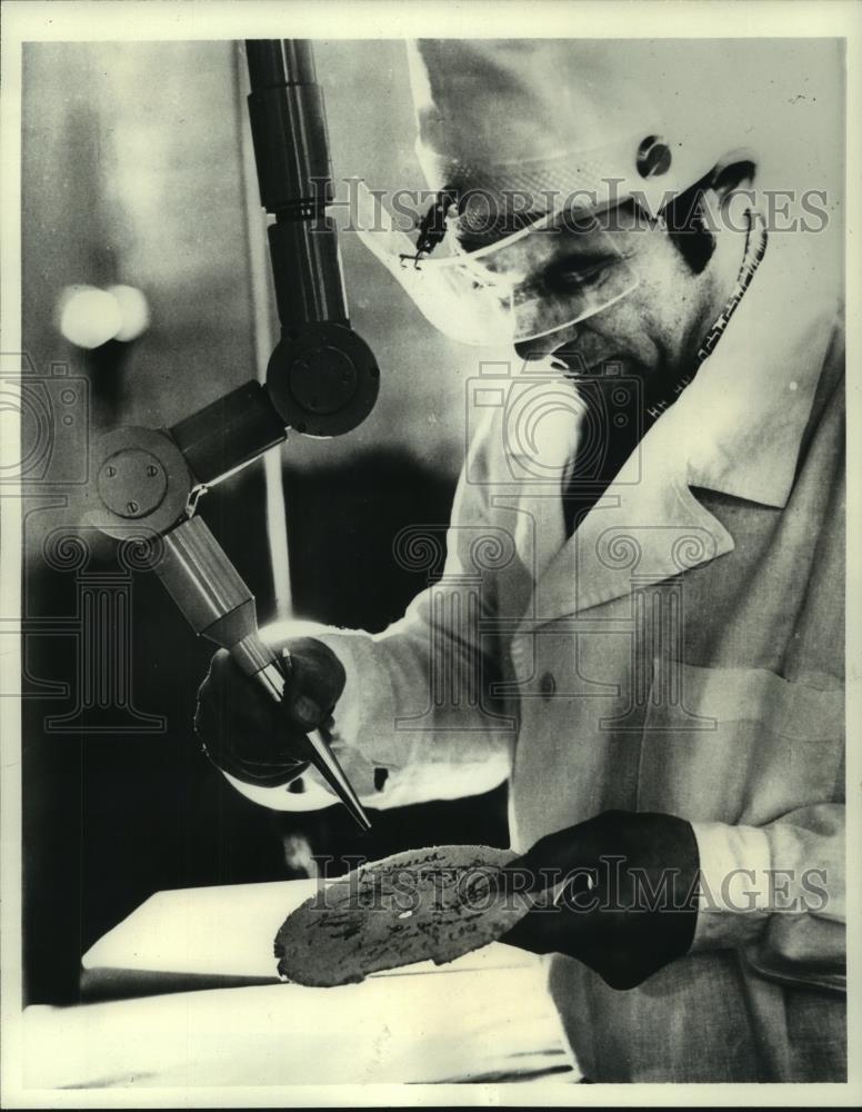 1976 Press Photo Laboratory of Laser Therapeutics. U.S.S.R. - mjc02384 - Historic Images