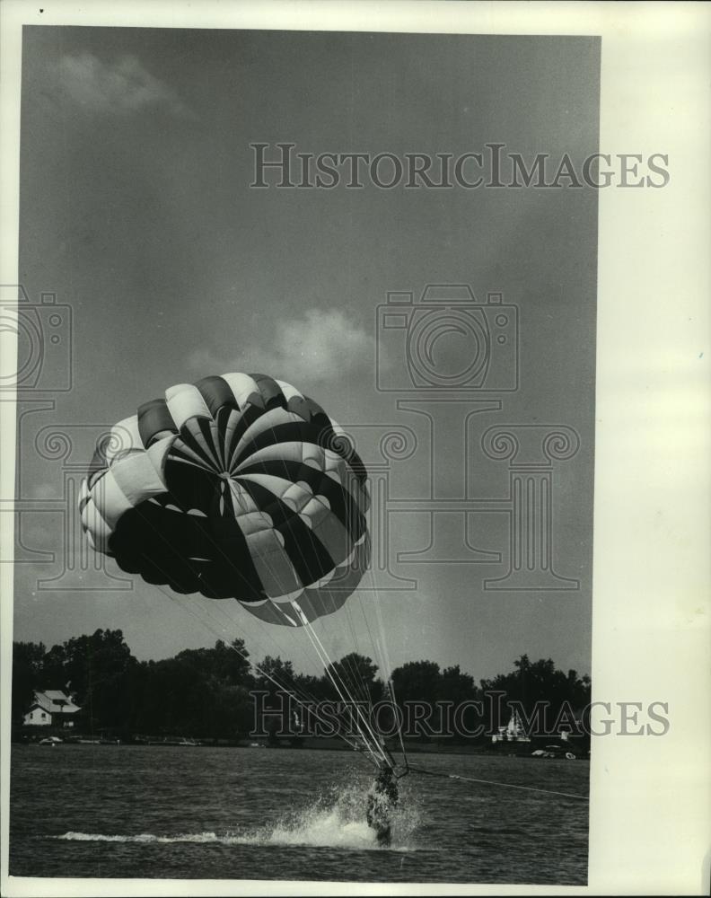 1977 Press Photo Wauwatosa Parasailing Contestant Landing in Water - mjc02479 - Historic Images