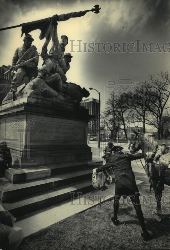 1986 Press Photo Paul Revere rides again-announces the City of Festivals Parade - Historic Images