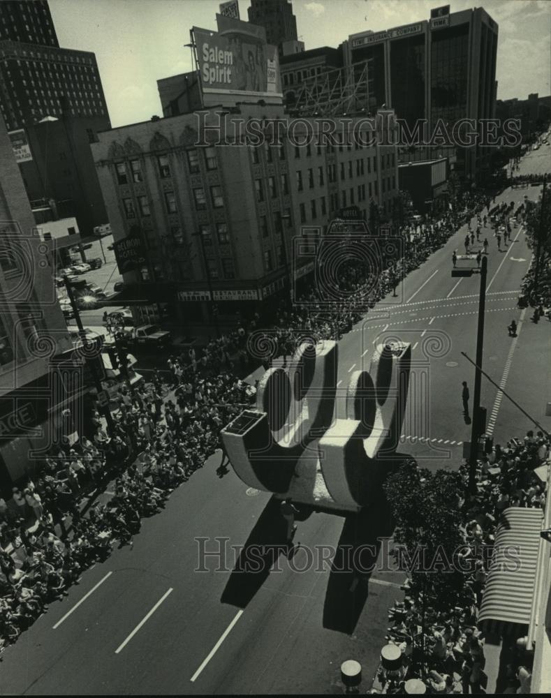 1985 Press Photo Summerfest float passes during the City of Festivals Parade - Historic Images