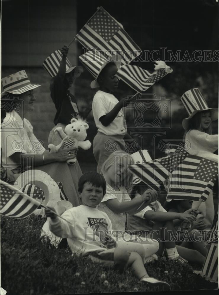 1993 Press Photo &quot;Whisper Wells&quot; students wish drivers happy Independence Day - Historic Images