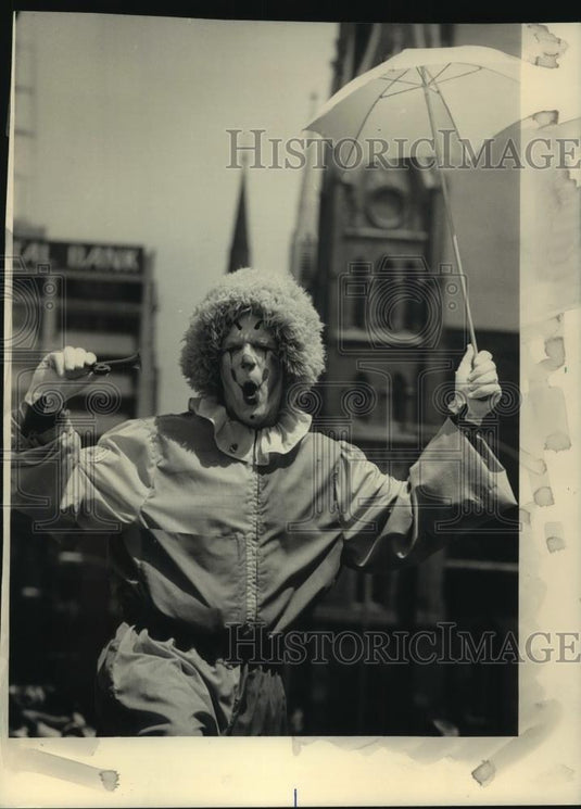 1986 Press Photo Clown Bob Slater in City of Festivals Parade, Milwaukee - Historic Images