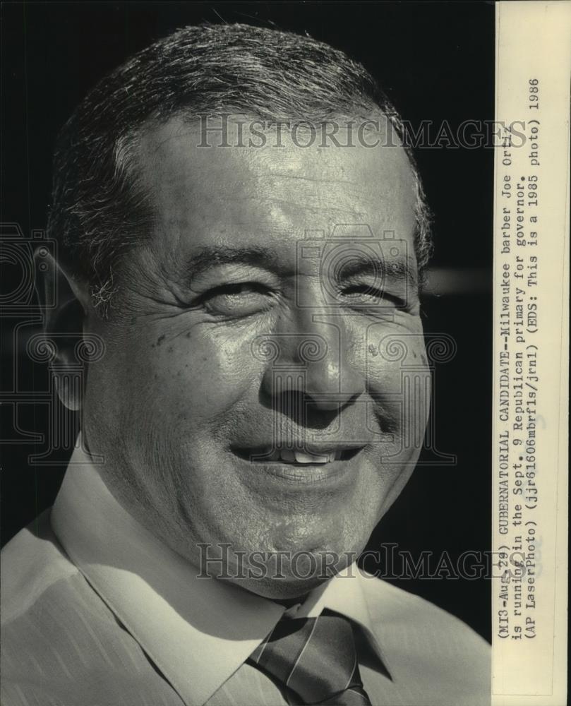 1985 Press Photo Milwaukee barber Joe Ortiz running for Governor of Wisconsin - Historic Images