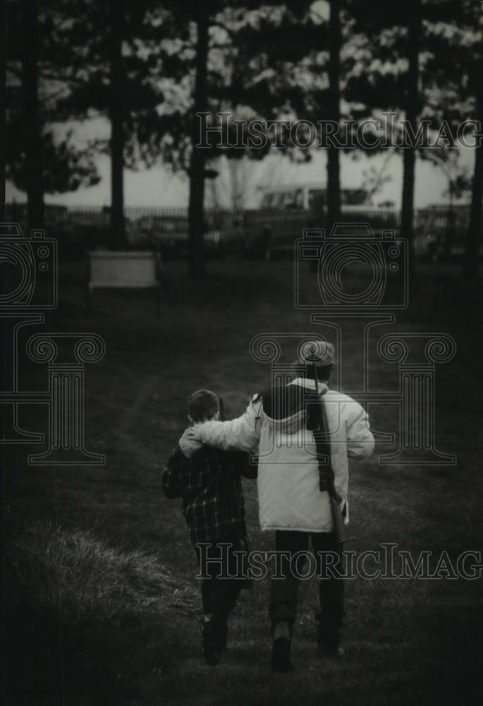 1994 Press Photo Rick Dembeck &amp; son head home after Hunter&#39;s clinic in Hubertus - Historic Images