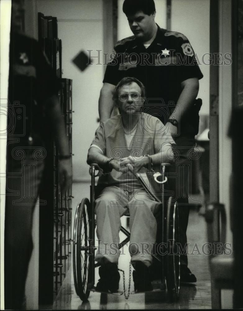 1995 Press Photo James Oswald on his way to an earlier court appearance - Historic Images