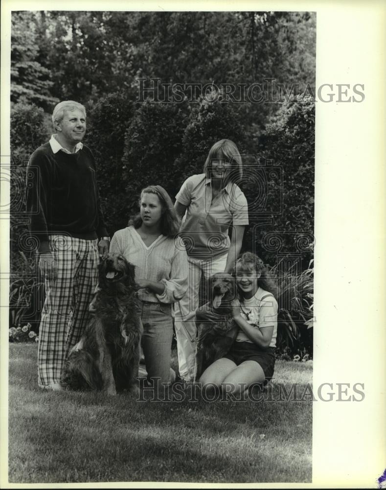 1982 Press Photo U.W.M. Chancellor Frank Horton with his wife and family - Historic Images