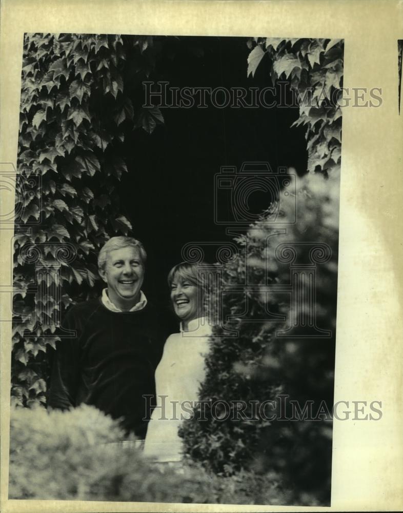 1982 Press Photo U.W.M Chancellor Frank Horton and his wife in their residence - Historic Images