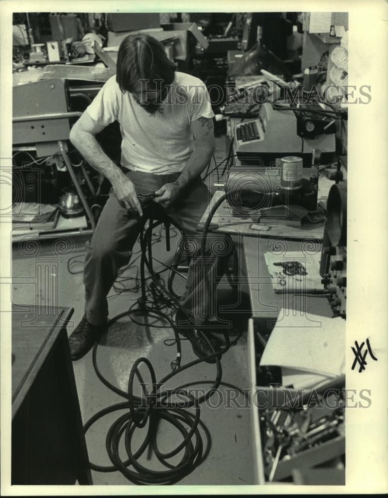 1984 Press Photo Inmate Leonard Ramminger repairing pump at Inmate repair shop. - Historic Images