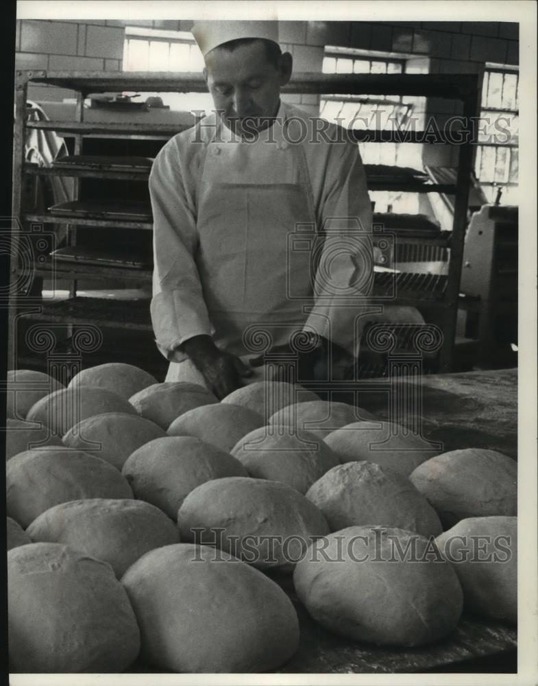 Press Photo Halwys Pratt, house of correction cook, molding bread - mjc02605 - Historic Images