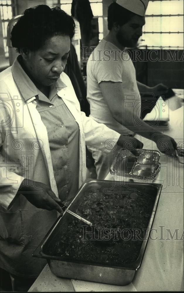 1988 Press Photo Bessie Gladney prepares meals in House of Correction - Historic Images