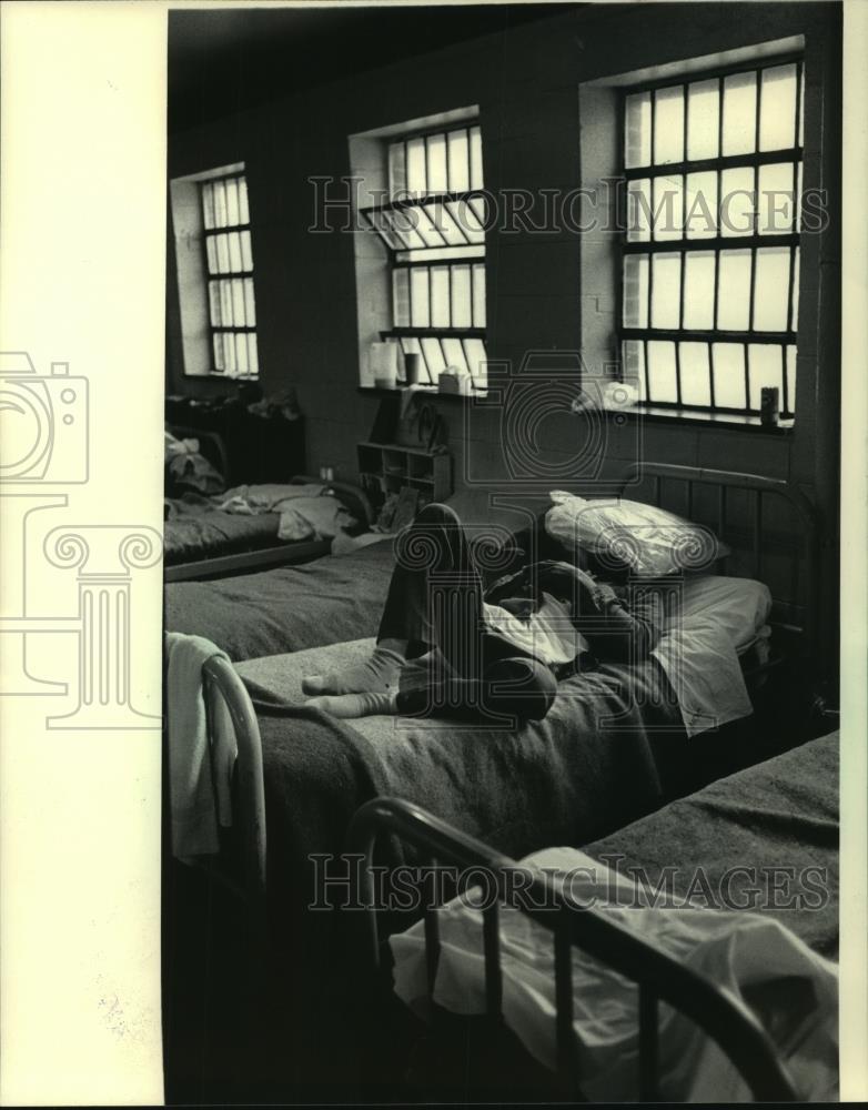 1984 Press Photo An inmate rests in his House of Correction dormitory bed - Historic Images