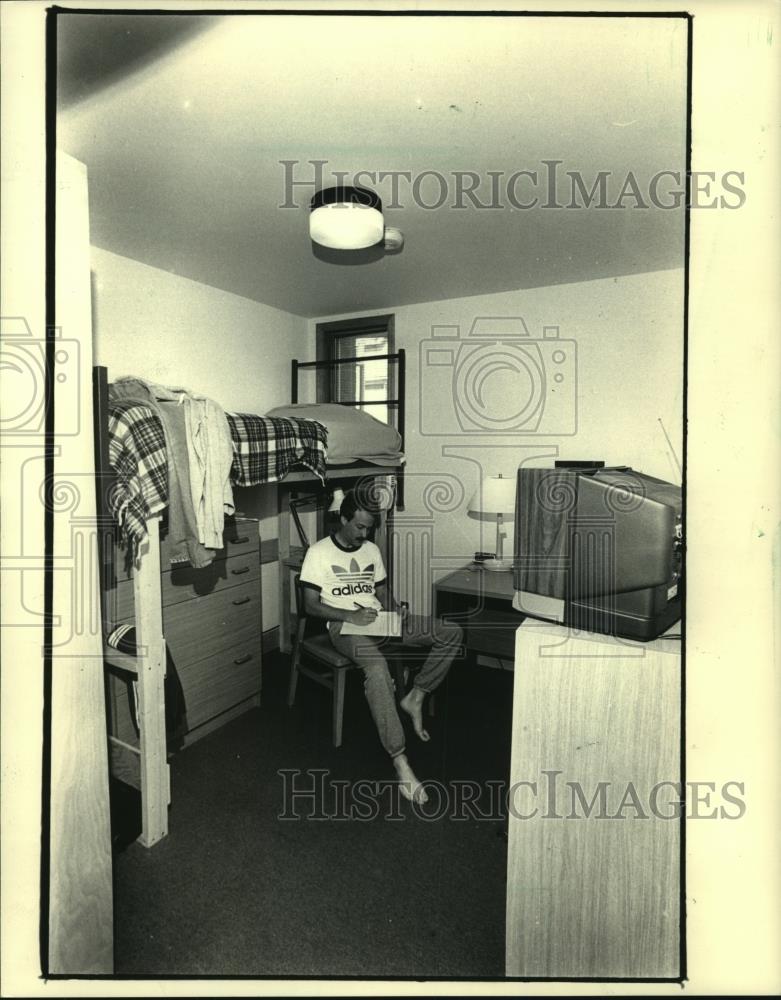 1987 Press Photo Daniel Ault studied in his room at Merit Hall, U of Wisconsin - Historic Images