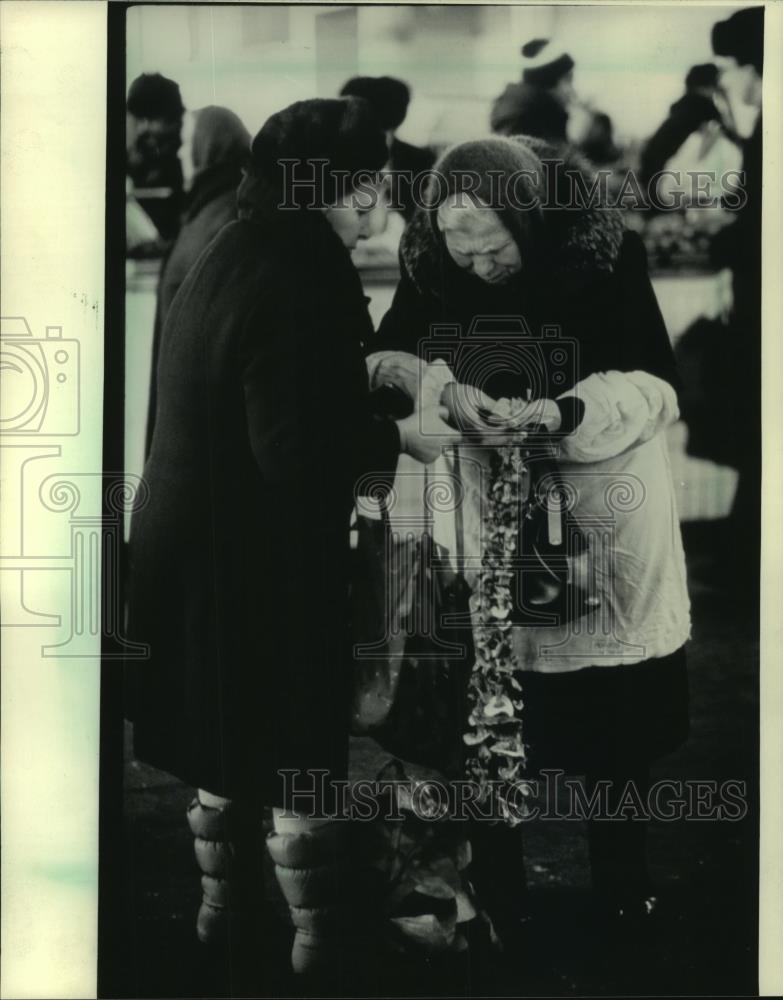 1985 Press Photo Visitor Gets a Feel For Soviet People at Local Markets - Historic Images