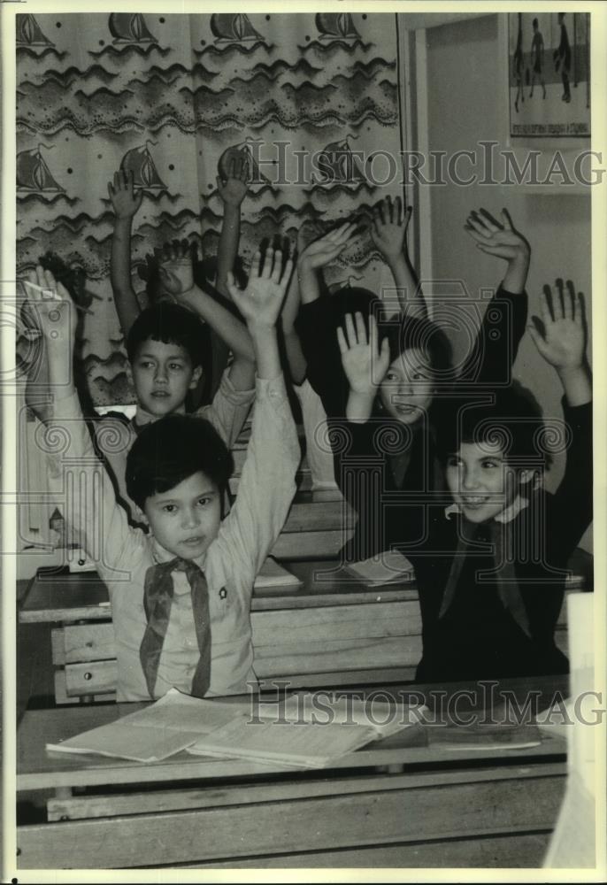 1988 Press Photo Students exercise at their desks in school, Tashkent, Russia - Historic Images