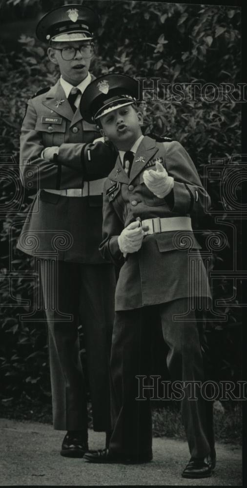 1986 Press Photo Patrick Mullen pretends to shoot at St. John&#39;s Military Academy - Historic Images