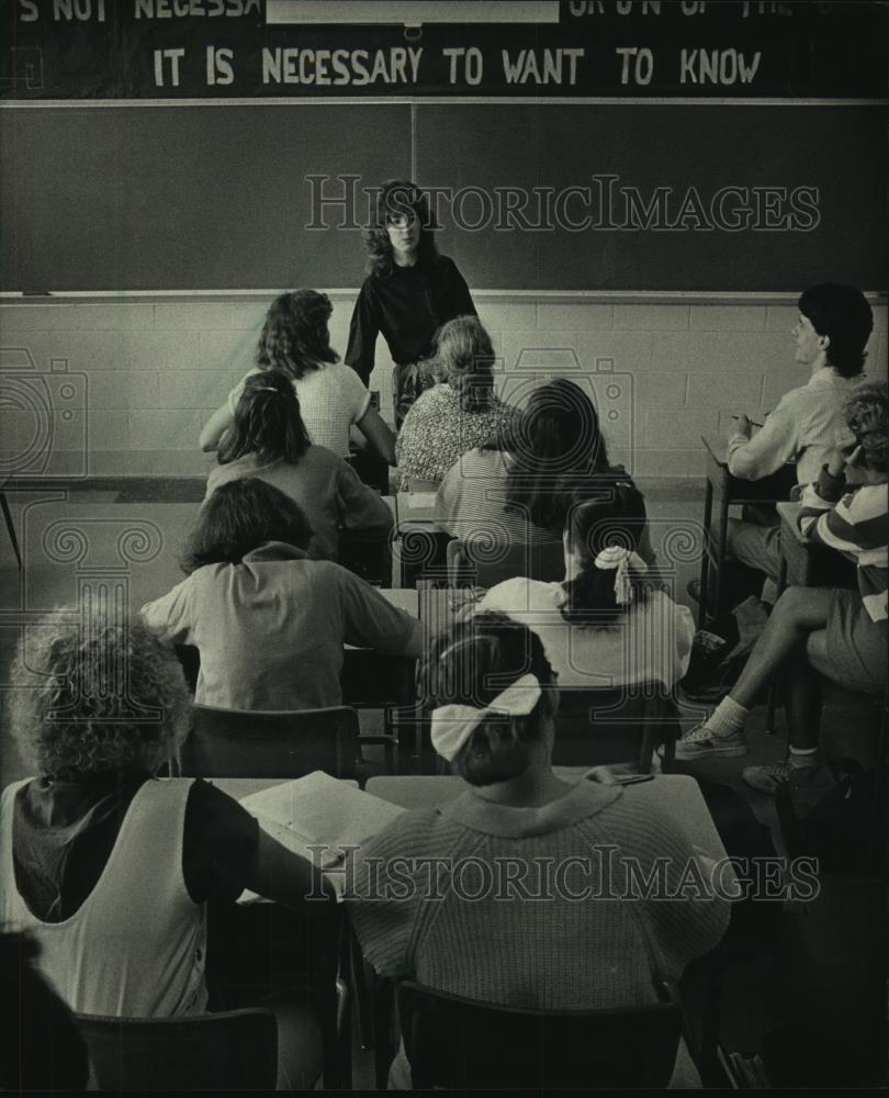 1987 Press Photo Vicki Bonesho&#39;s 12th grade class Pius XI High School, Milwaukee - Historic Images