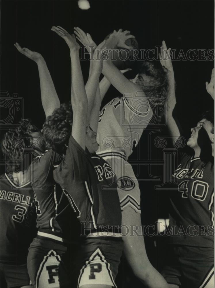 1987 Press Photo Nikki Bush, Pius XI, against Stevens Point Pacelli, basketball - Historic Images