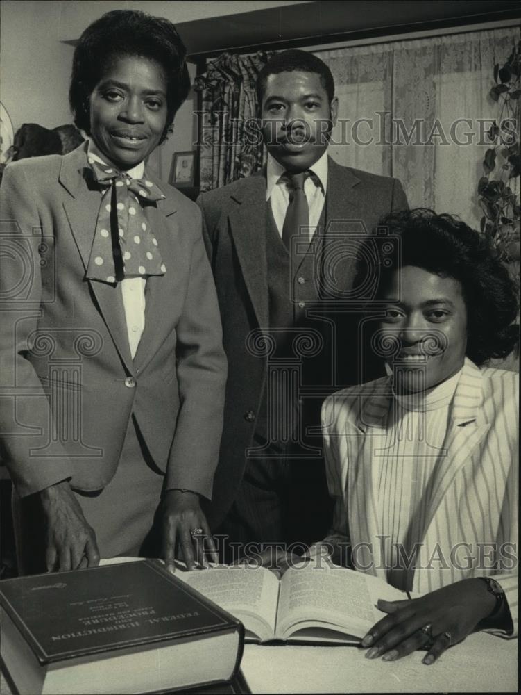 1984 Press Photo Trinette, Christina, and C. Robert Pitts Jr. of Pitts and Pitts - Historic Images