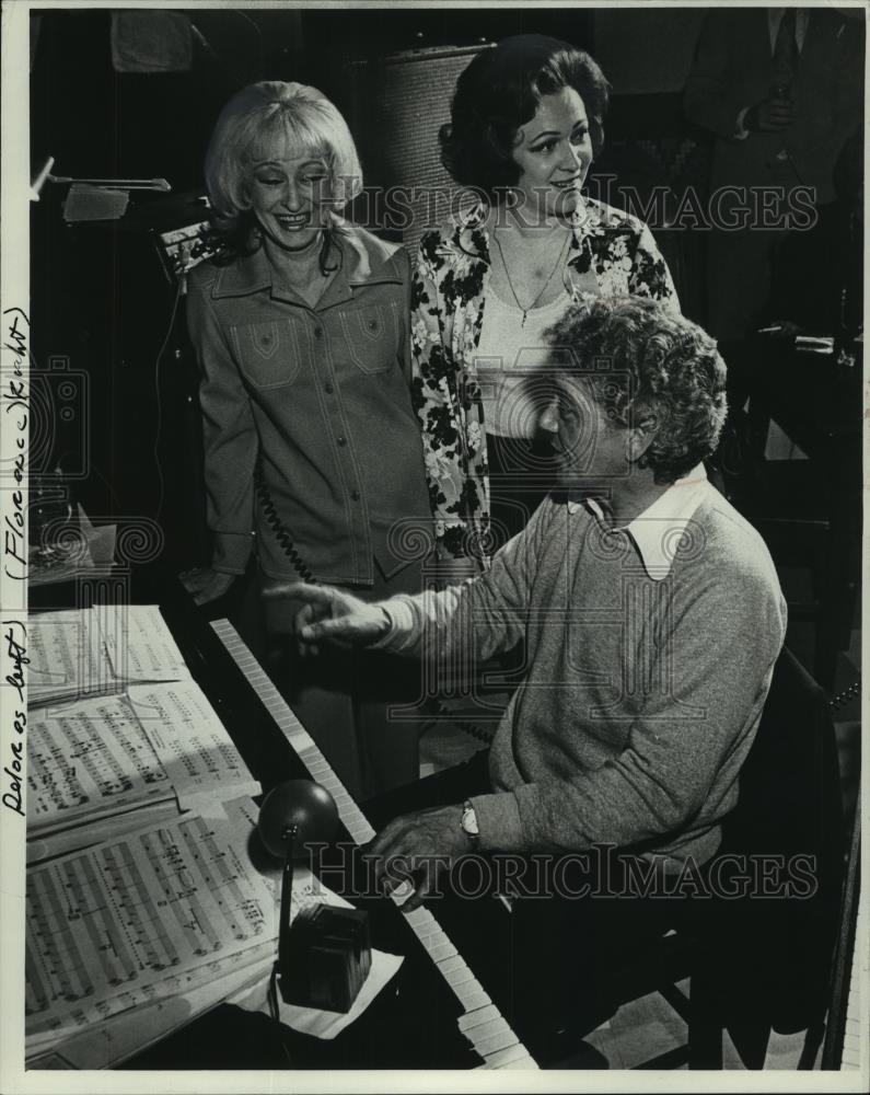 1976 Press Photo Florence Schneeberg and Delores Fenney, Club Barebaldi owners - Historic Images