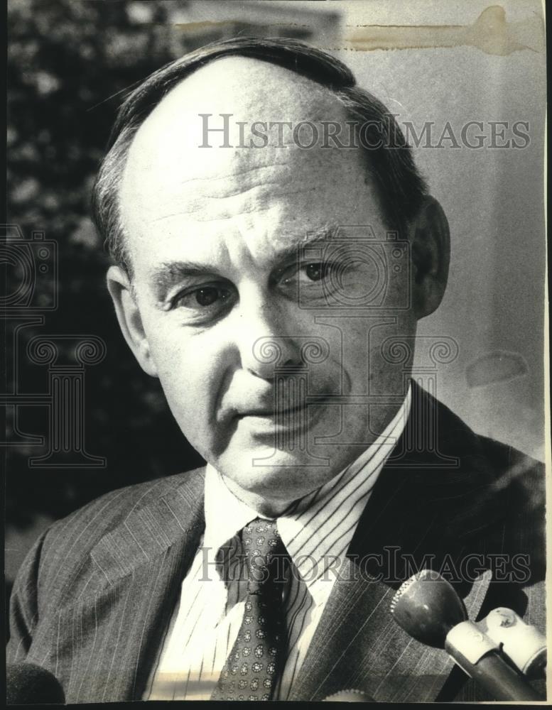 1979 Press Photo Illinois Senator Adlai Stevenson talks to press in Washington - Historic Images