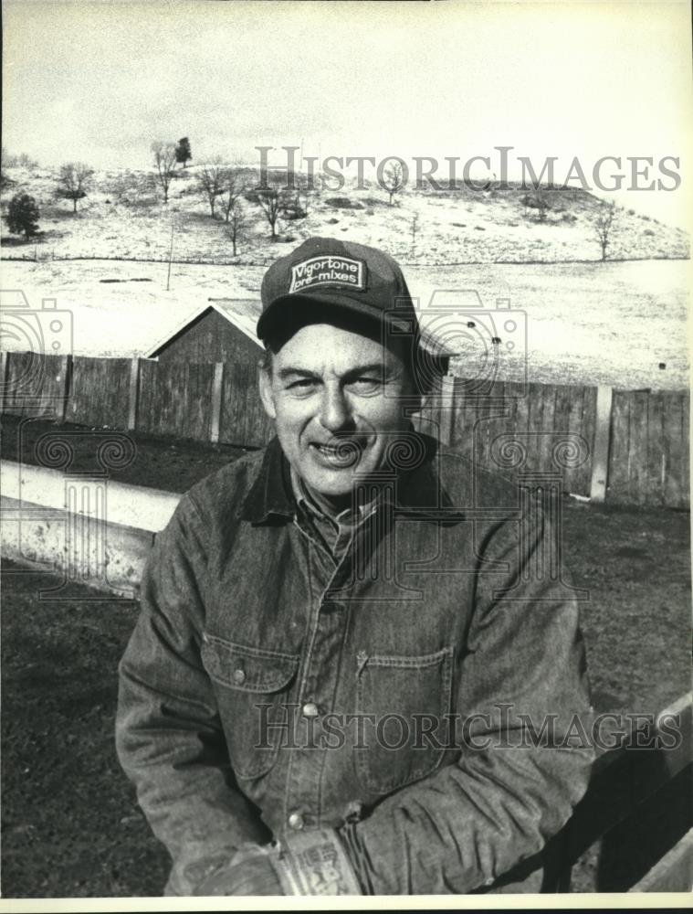 1981 Press Photo Adlai E. Stevenson III relaxes at his farm in Hanover, Illinois - Historic Images