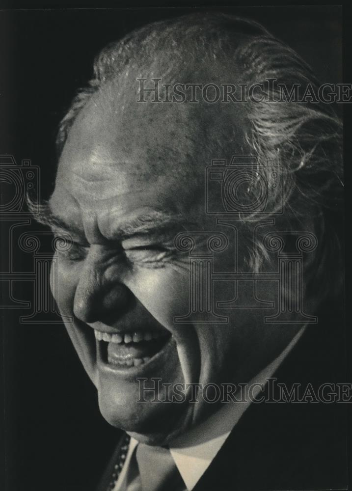1985 Press Photo Red Skelton, laughing during performance, Riverside Theater - Historic Images