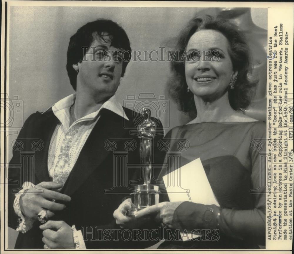 1977 Press Photo Sylvester Stallone Giving Beatrice Straight Admiring Look - Historic Images