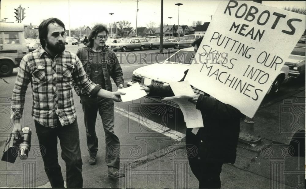 1983 Press Photo Picketers Outside Main Gate Of A.O. Smith Corp. - mjc03233 - Historic Images