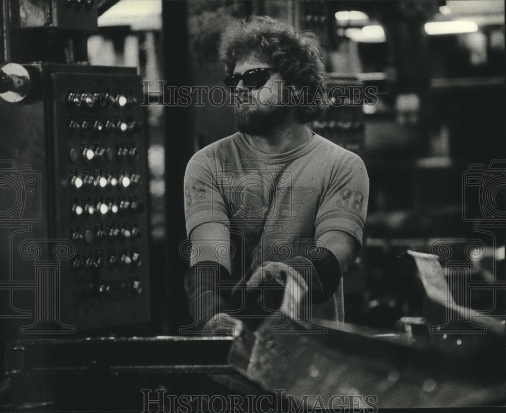 1981 Press Photo Gary Alexander Puts Frame Piece Into Piercing Unit At A.O Smith - Historic Images