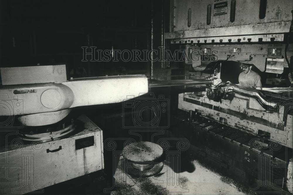 1982 Press Photo Norbert Zyka works with a robot on a 800-ton press at AO Smith - Historic Images