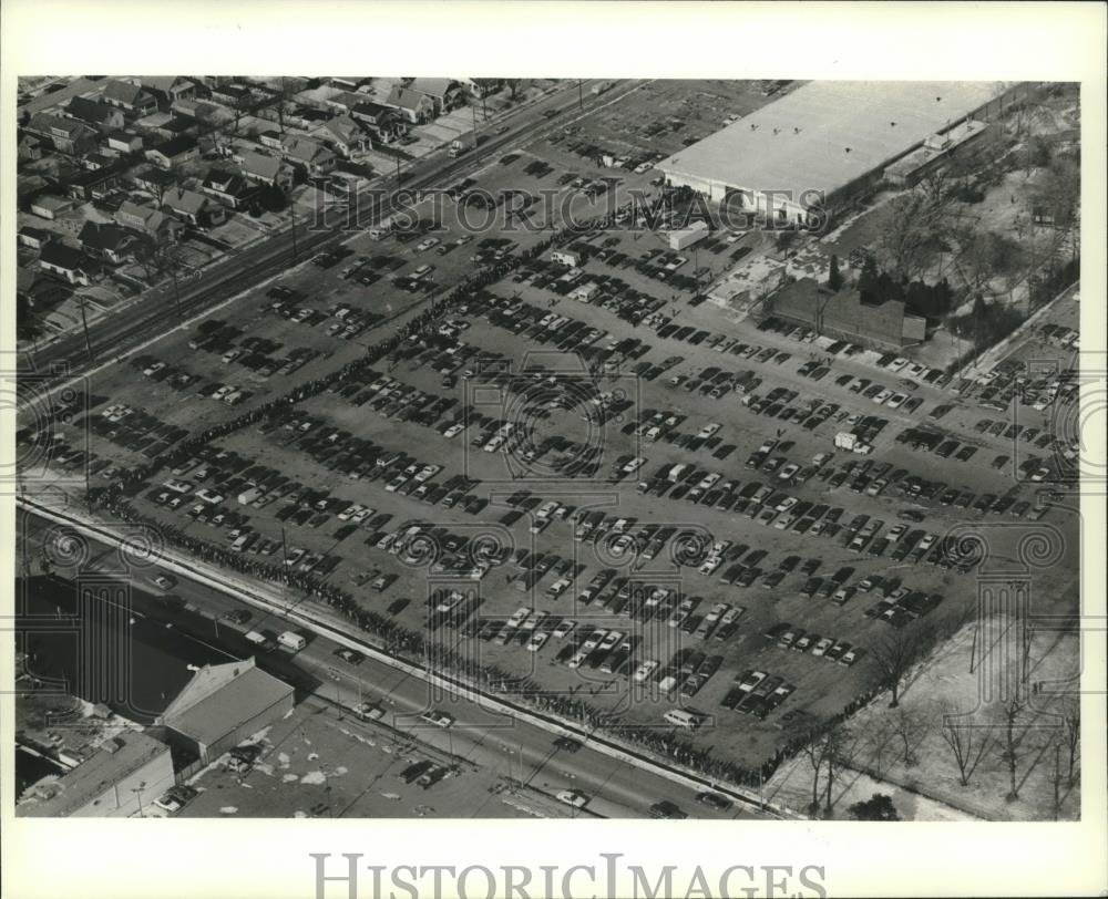 1983 Press Photo Thousands wait in line for 200 jobs at A.O. Smith in Milwaukee - Historic Images