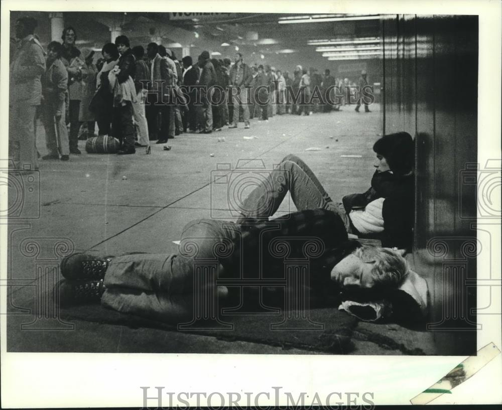 1983 Press Photo Early arrival AO Smith job applicants resting while they wait - Historic Images