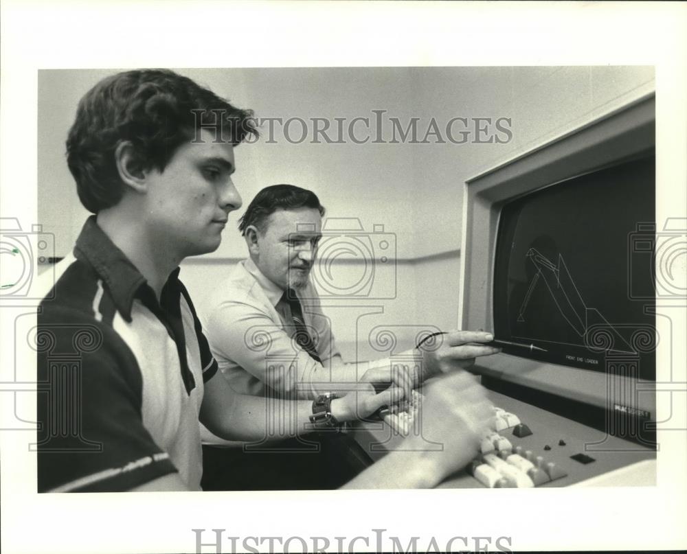 1982 Press Photo UW teacher John Uicker helps Mark Hornick on a computer project - Historic Images