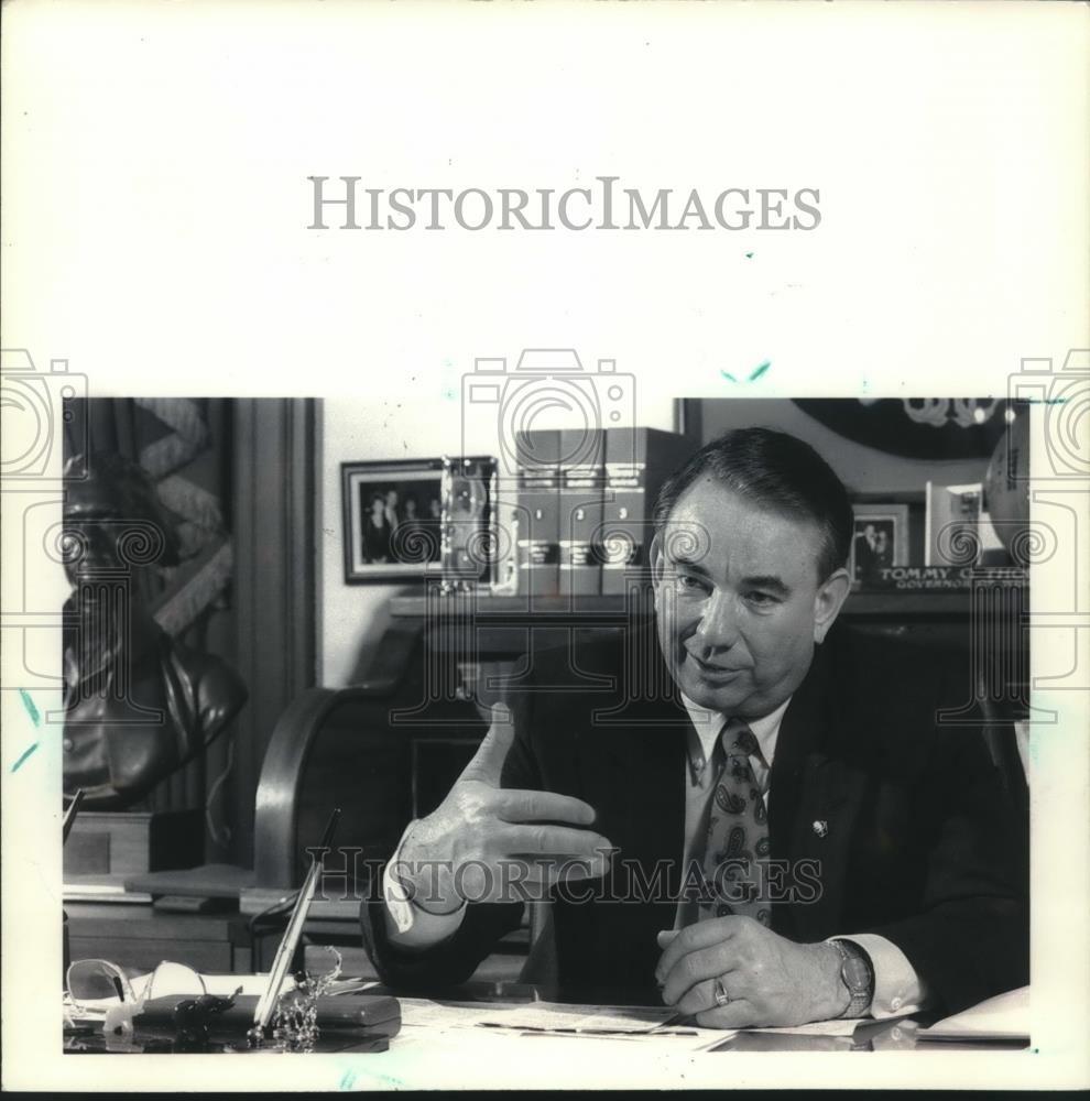 1994 Press Photo Tommy Thompson at his desk - mjc03332 - Historic Images