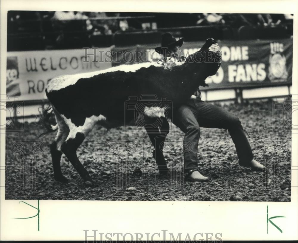 1985 Press Photo Dean Spagnoletti wrestles a steer at Worlds Toughest Rodeo - Historic Images