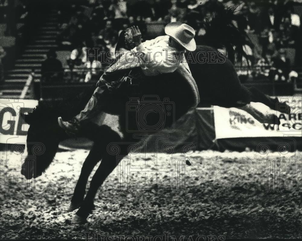 1989 Press Photo A cowboy holds tightly as he competes at Worlds Toughest Rodeo - Historic Images
