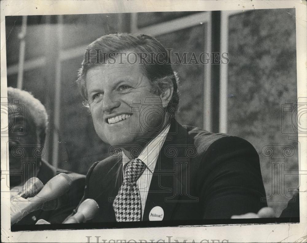 1976 Press Photo Senator Edward Kennedy In Chicago - RRV17689 - Historic Images