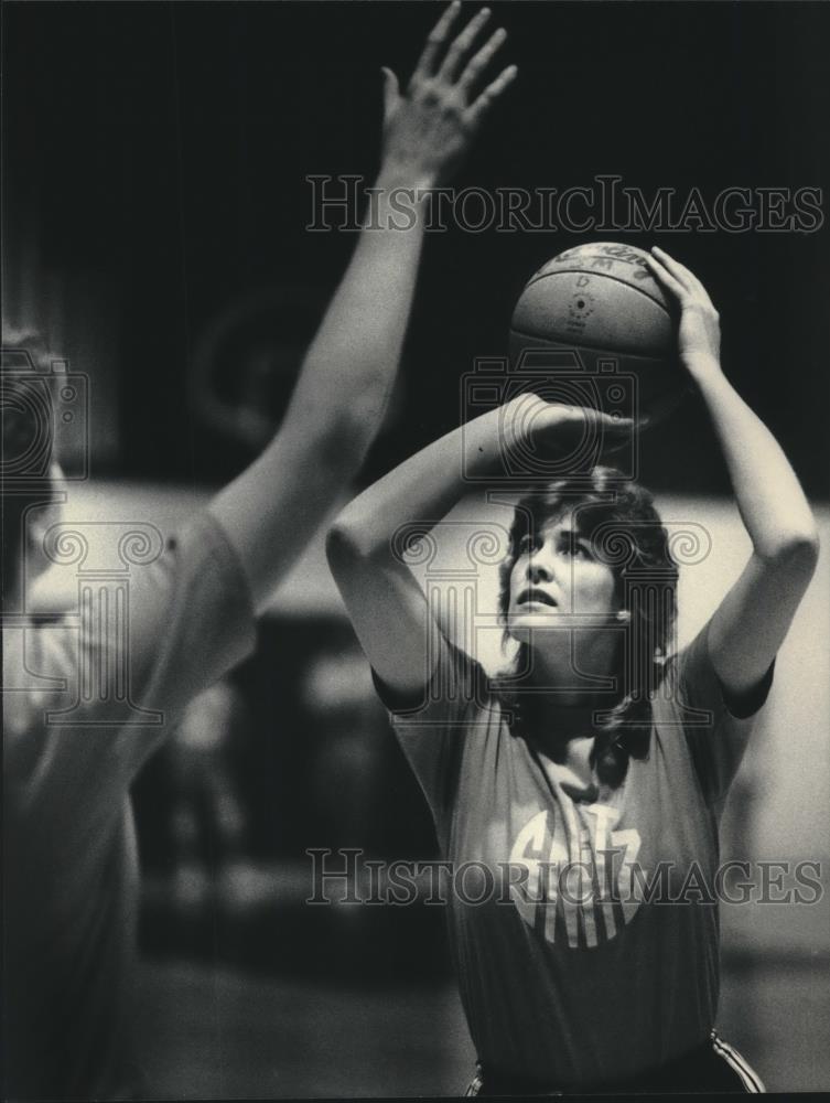 1986 Press Photo Barbara Tyler practiced with Milwaukee Snitz basketball - Historic Images