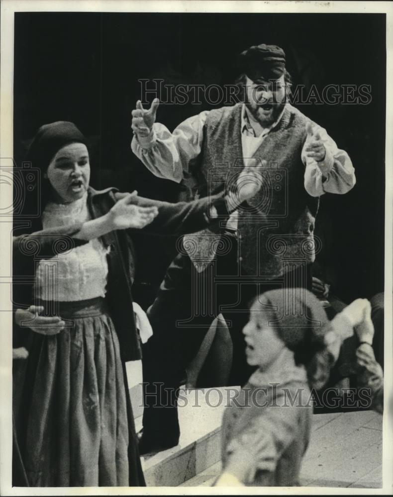 1976 Press Photo Actors perform song &quot;Fiddler on the Roof&quot; J. Pellmann Theater - Historic Images