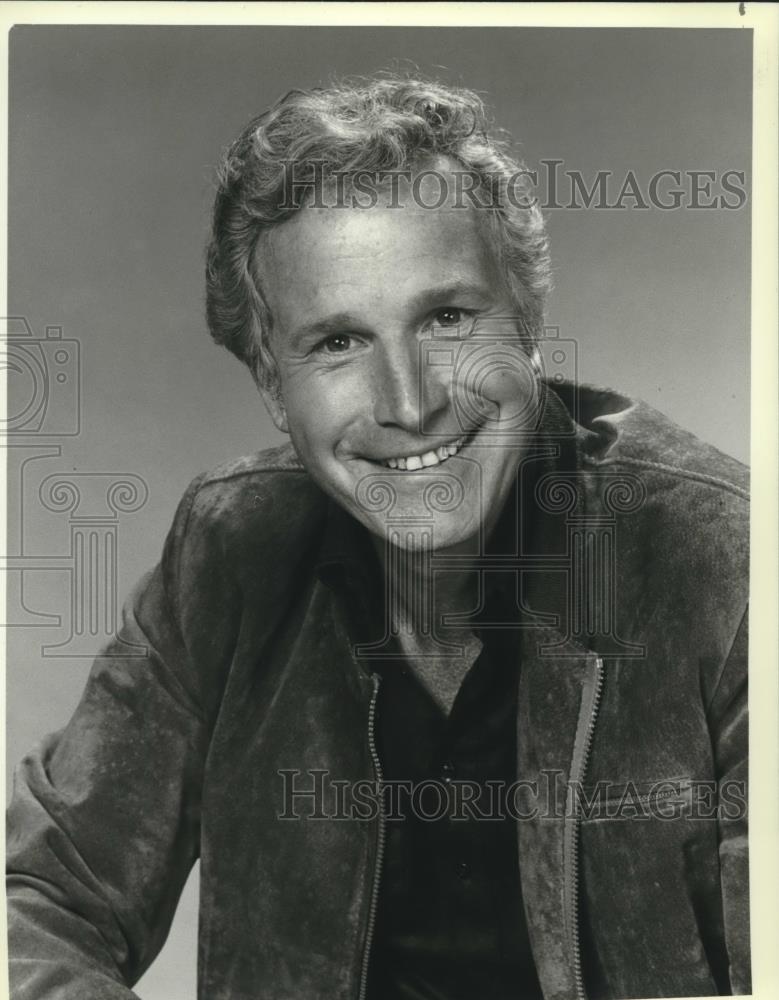 1983 Press Photo TV star Wayne Rogers will host &quot;Famous Lives&quot; on NBC in April. - Historic Images