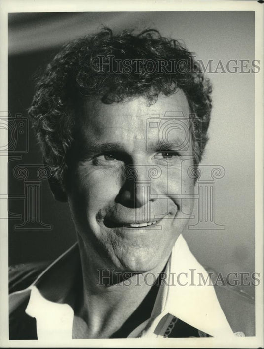 1977 Press Photo Actor Wayne Rogers in "Mitzi . . .Zings Into Spring," on CBS. - Historic Images
