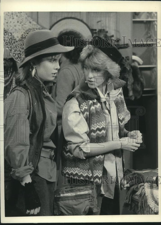 1984 Press Photo Actresses Allison Smith and Martha Byrne in "Kate & Allie" - Historic Images