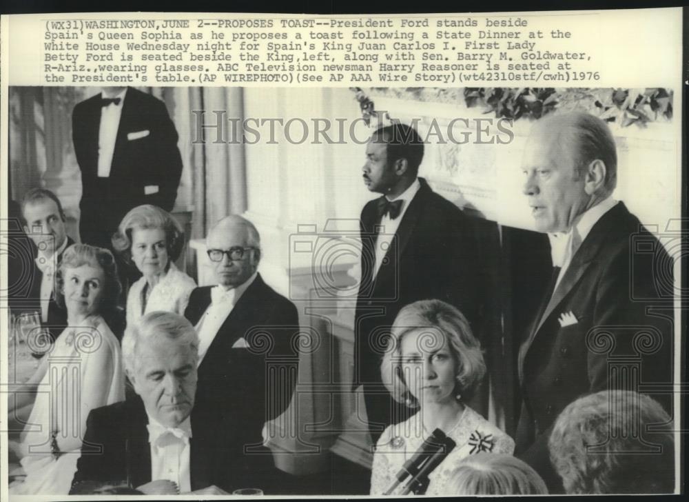 1976 Press Photo President Ford with guests at State Dinner at White House - Historic Images