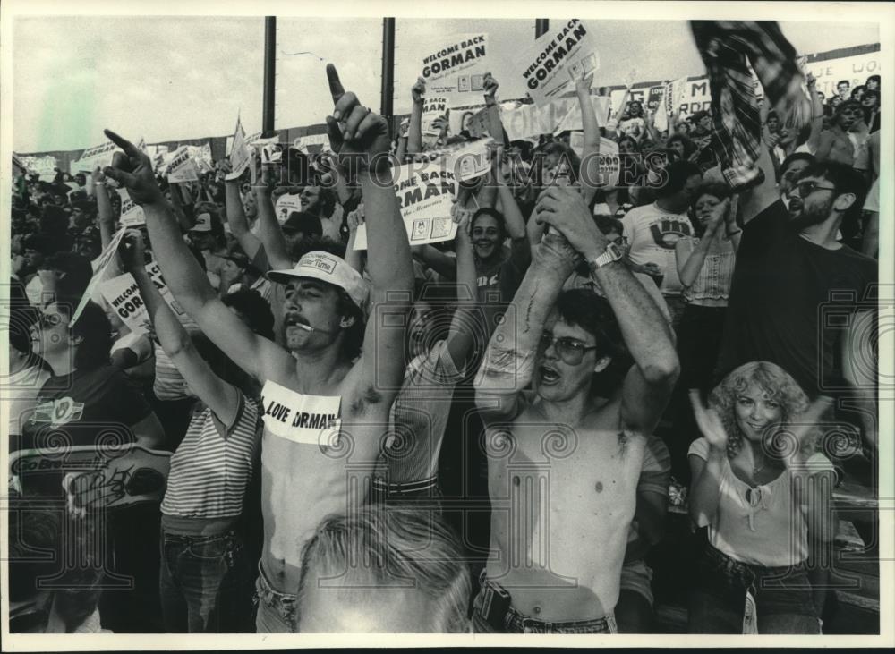 1983 Press Photo Milwaukee Brewer Fans Cheering for Gorman Thomas at Stadium - Historic Images