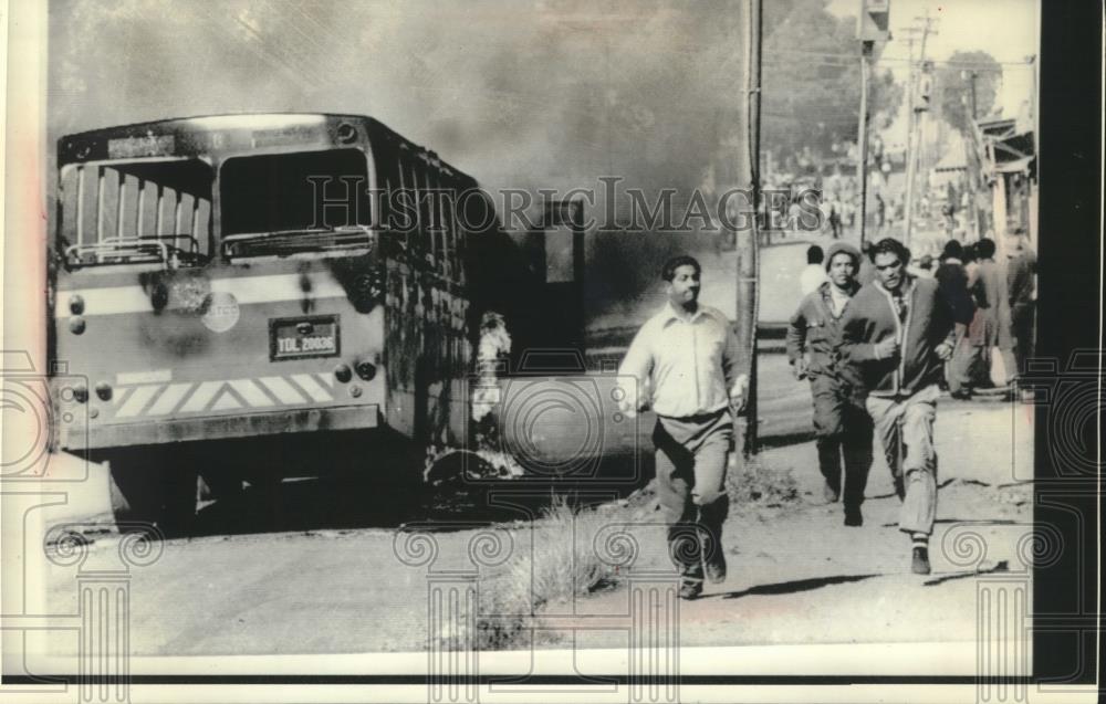 1976 Press Photo Indians in Alexandra, South Africa flee from rioting mobs - Historic Images