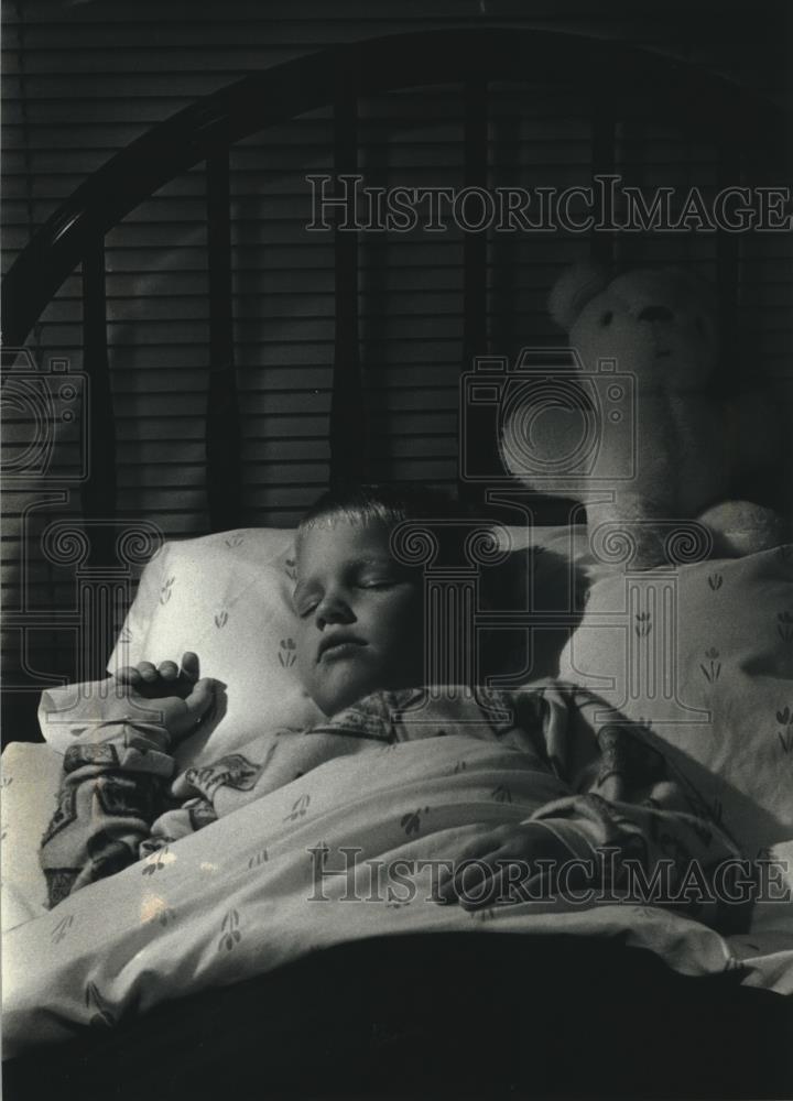 1989 Press Photo A sleeping child who may suffer from sleep disturbances - Historic Images